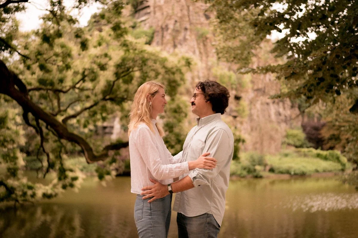 seance-engagement-paris-buttes-chaumont-couple-nature.jpg