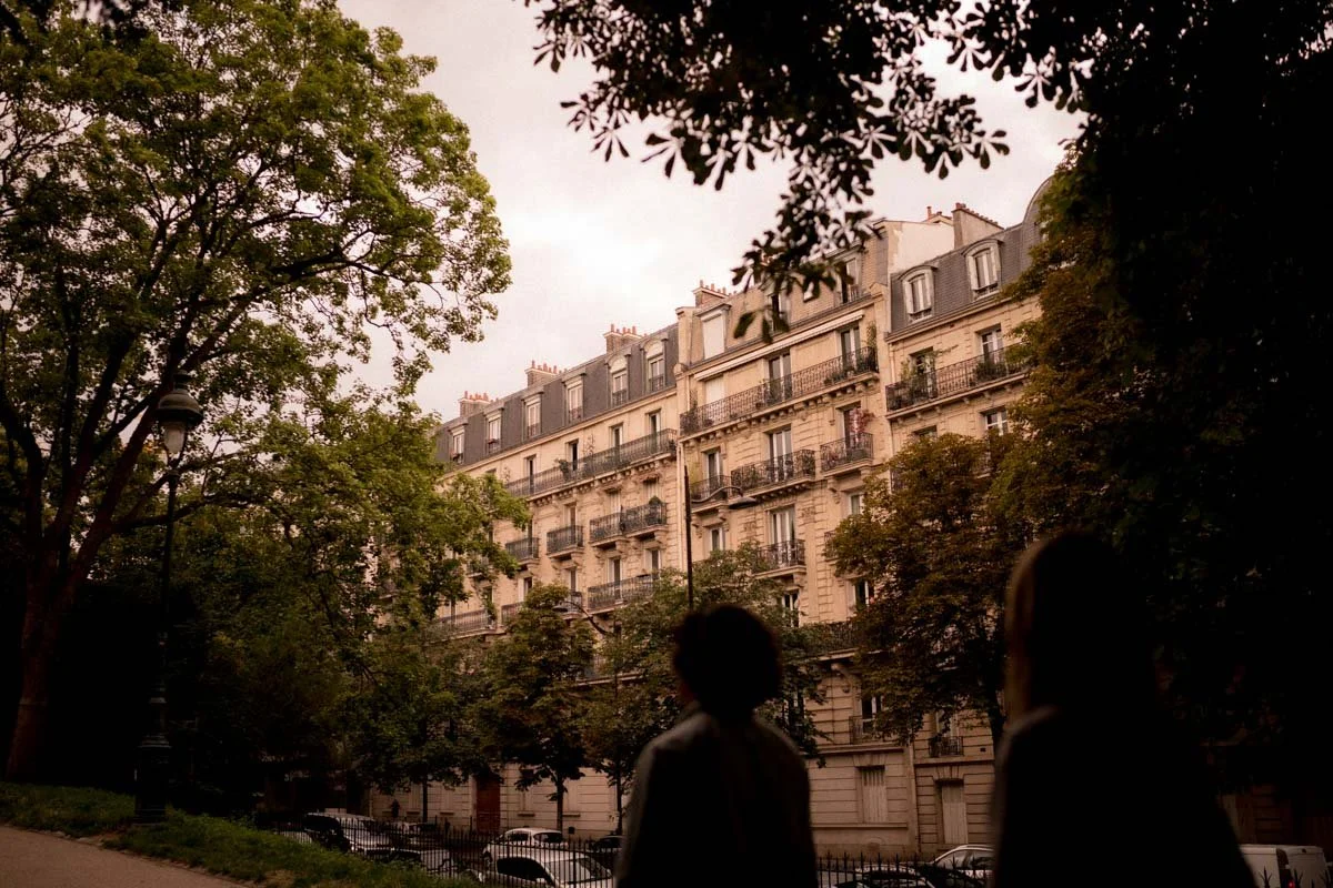 seance-engagement-paris-buttes-chaumont-lumineux.jpg