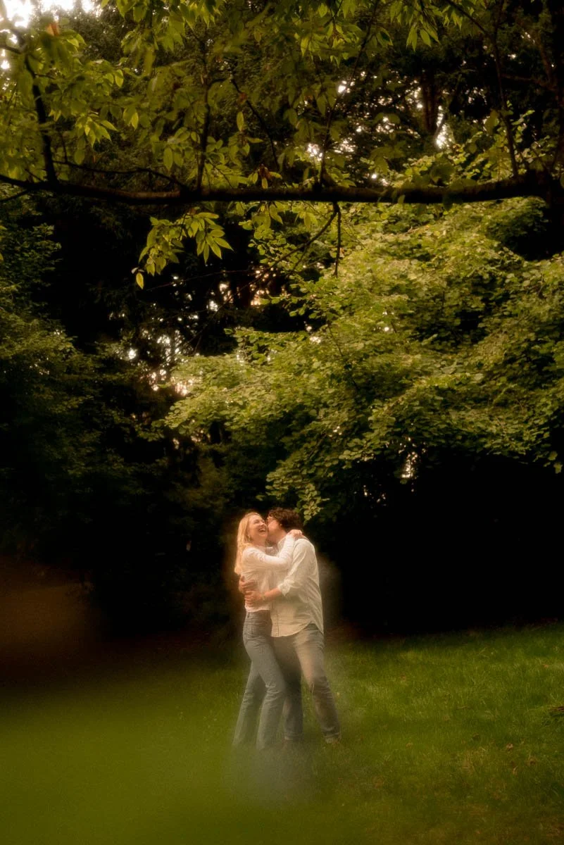 seance-engagement-paris-buttes-chaumont-couple-love-engagement.jpg