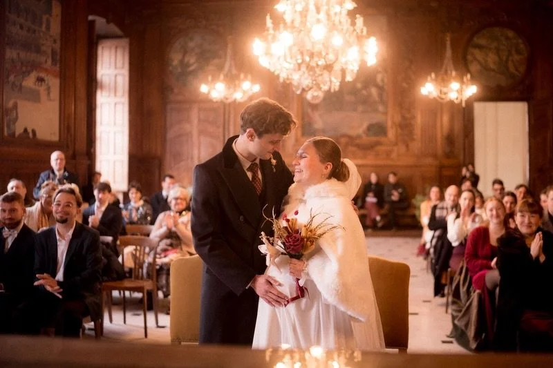Le tout premier mariage de 2026. Un mariage hivernal avec une raclette pour se r&eacute;chauffer, une c&eacute;r&eacute;monie &eacute;mouvante, de la simplicit&eacute; et de la douceur. Et apparemment mon obsession des mains qui revient 🖤

Photos ar