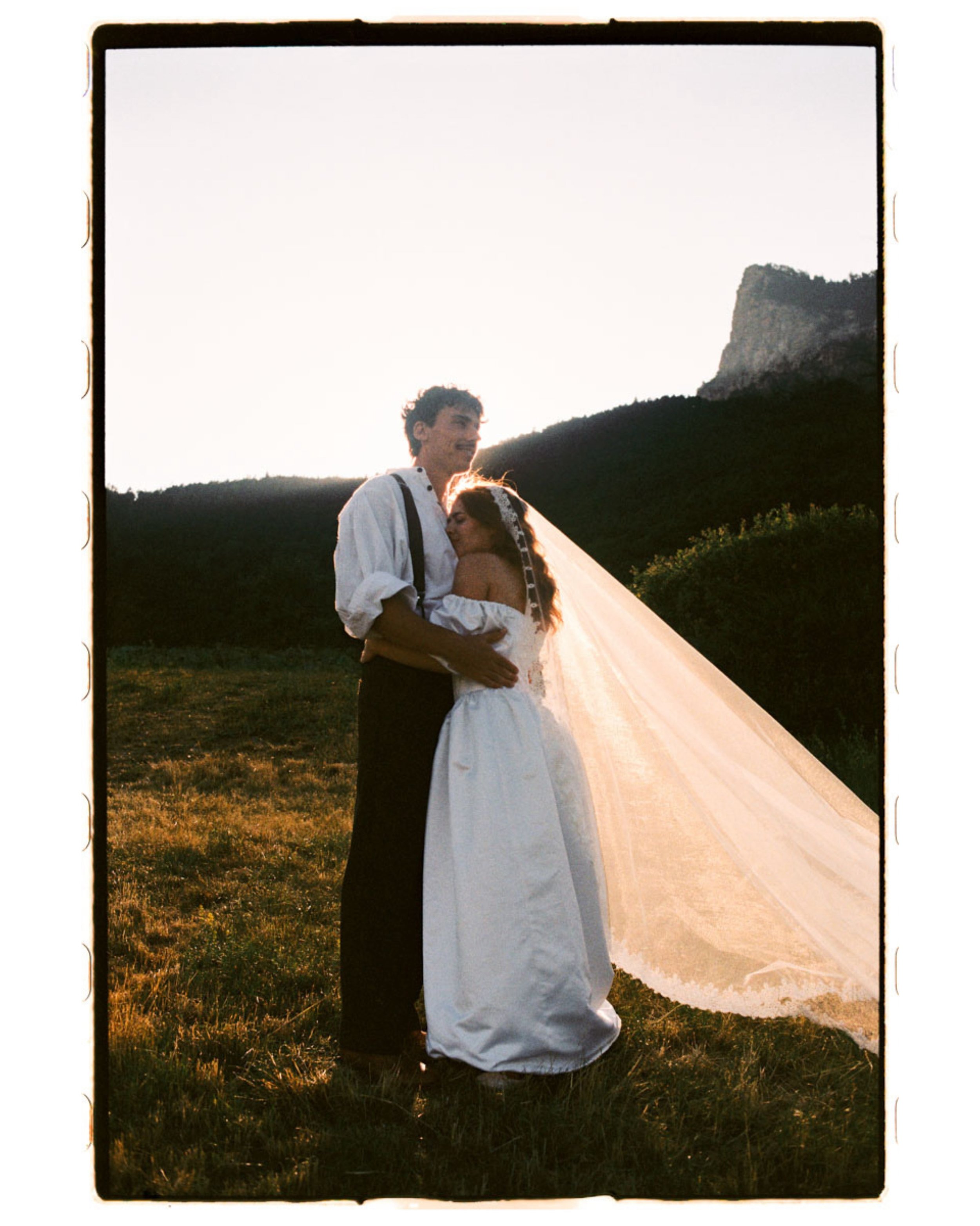 ✨ Daydreamer Wedding ✨

Un shooting d&rsquo;inspiration mariage pens&eacute; comme une douce journ&eacute;e de r&ecirc;verie aux esprits vintage. 

C&rsquo;&eacute;tait intense, &ccedil;a fait un moment que j&rsquo;y pense &agrave; cette journ&eacute