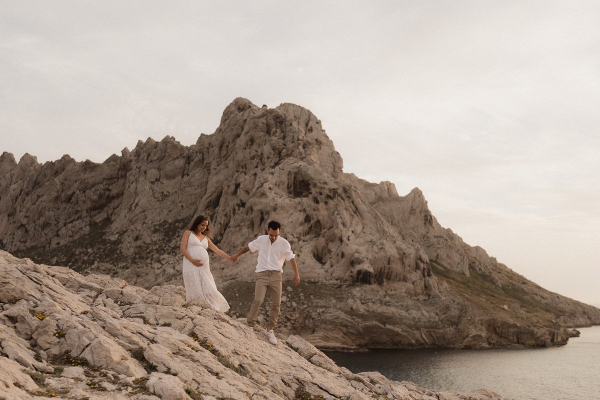photographe-grossesse-alpes-maritimes-plage-paysage-rocher.jpg
