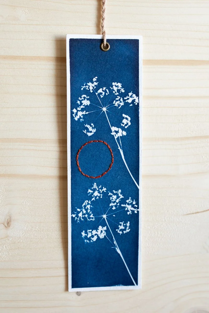 idee-cadeau-saint-valentin-marque-page-cyanotype-broderie.jpg