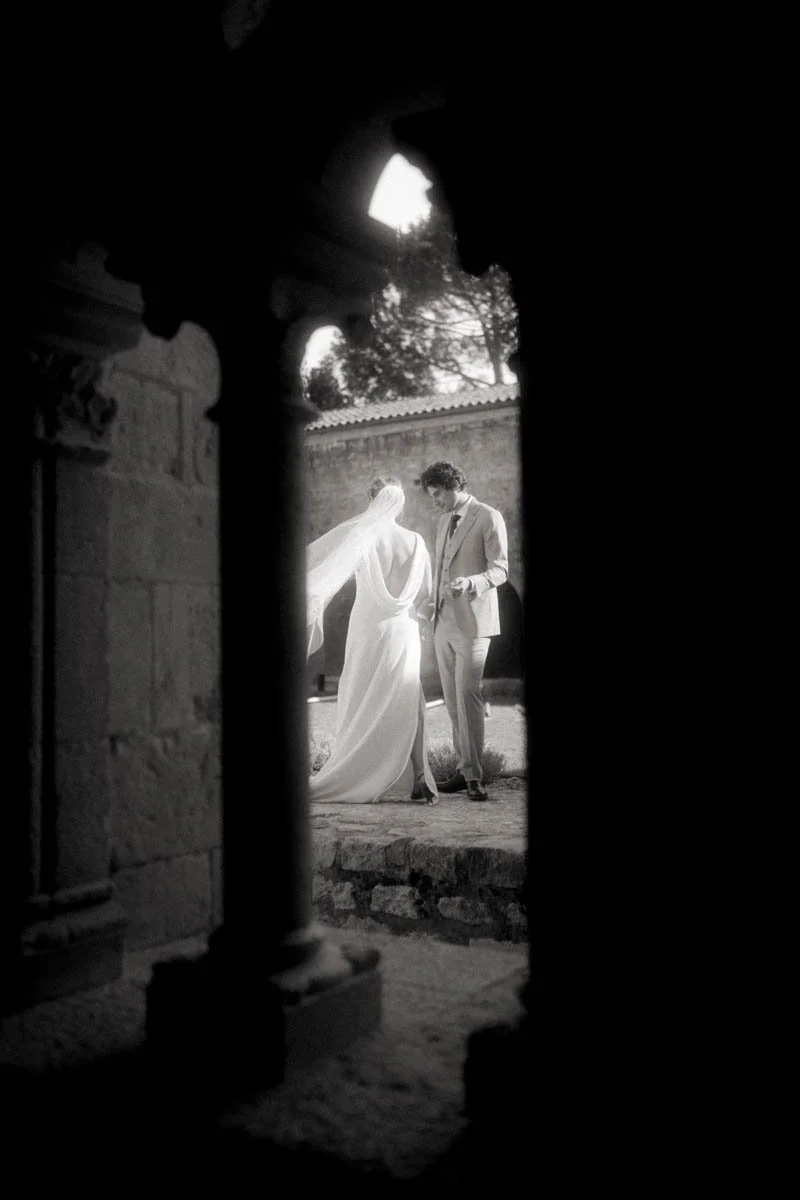 photographe-mariage-hautes-alpes-cloitre-noir-blanc.jpg