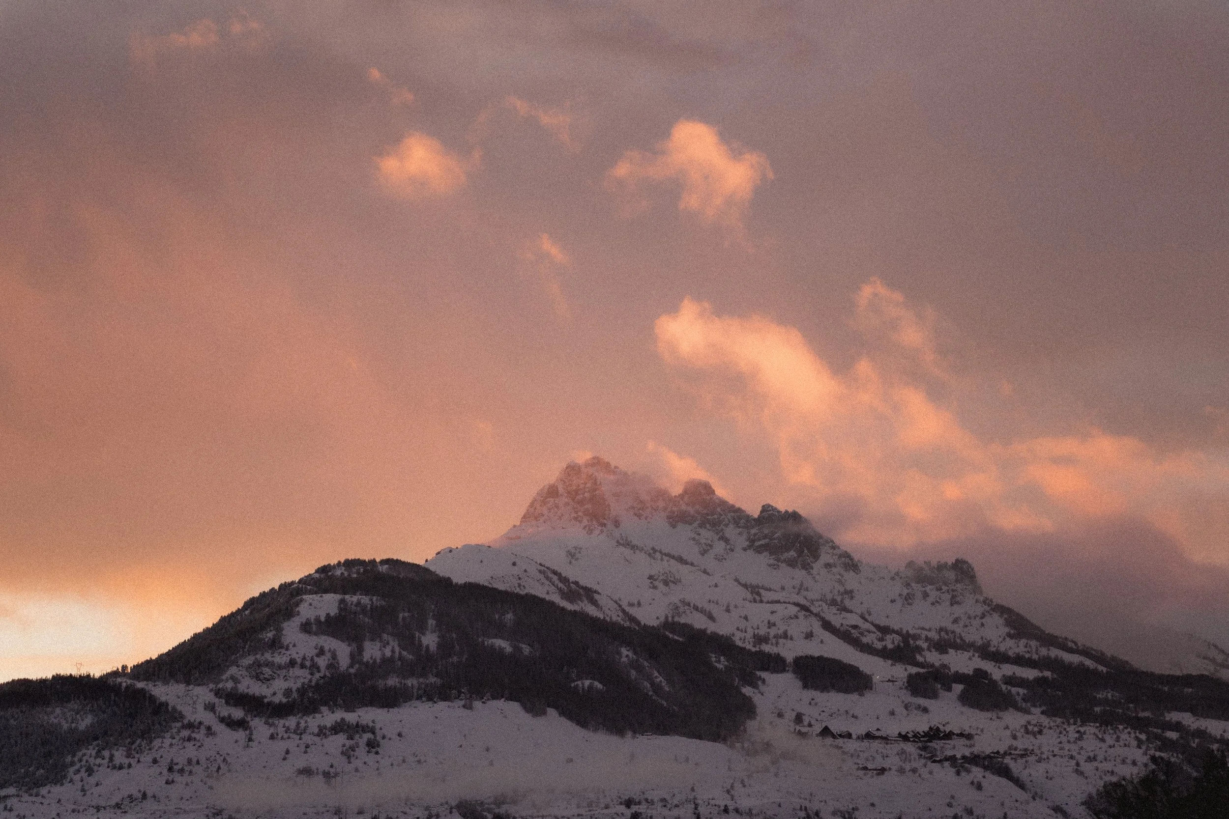 photographe-grossesse-hautes-alpes-montagne-coucher-soleil.jpg