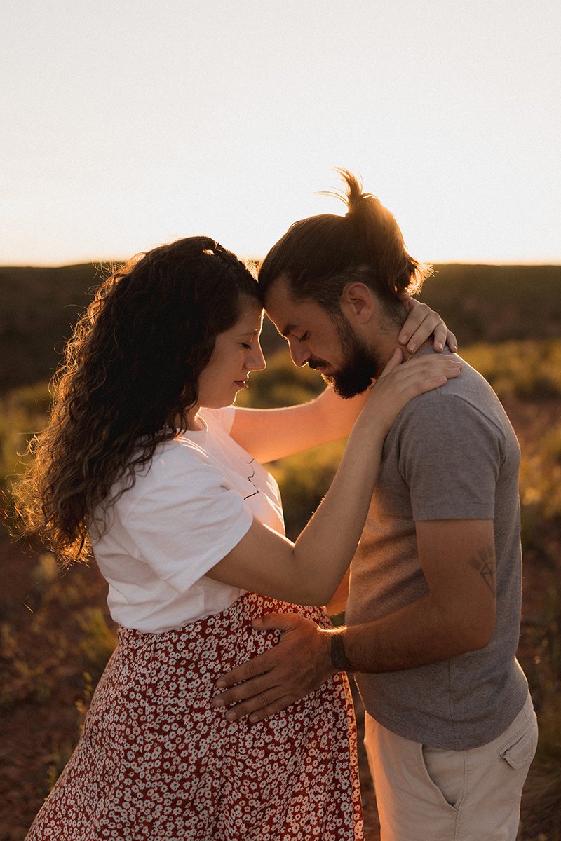 photographe-grossesse-alpes-maritimes-couple-naturel.jpg