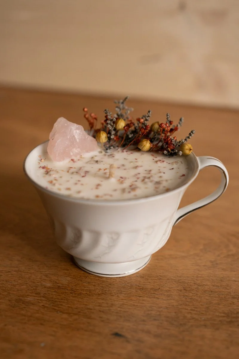 Bougies-parfumees-artisanales-quartz-rose-fleurs-secheesjpg.jpg