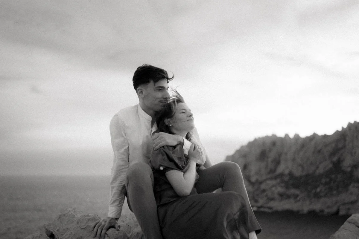 photographe-couple-marseille-poetique-noir-blanc.jpg