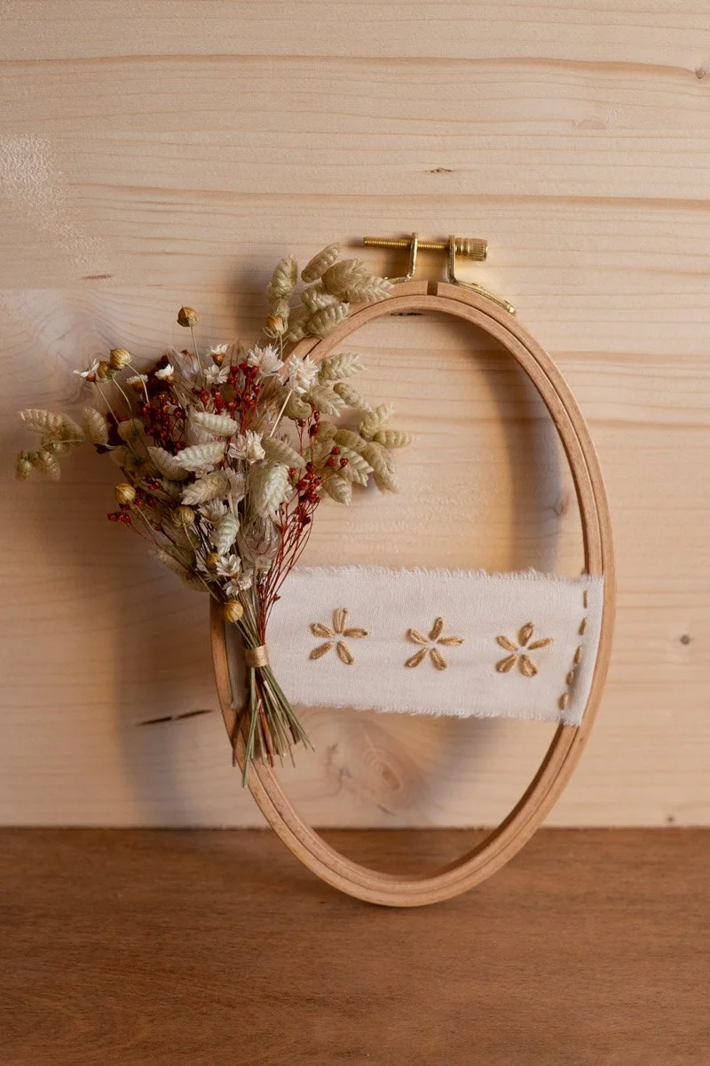 Cercle de broderie fleurs séchées