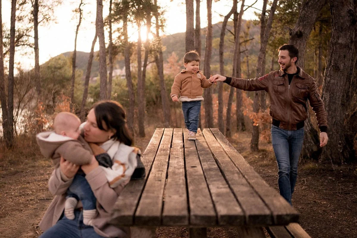photographe-famille-hautes-alpes-foret-lac.jpg