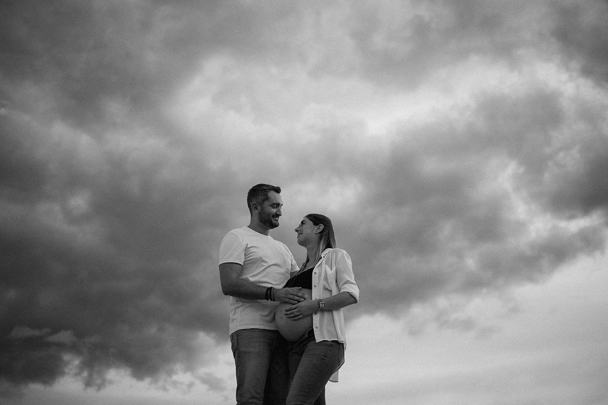 photographe-grossesse-alpes-maritimes-ciel-orageux.jpg