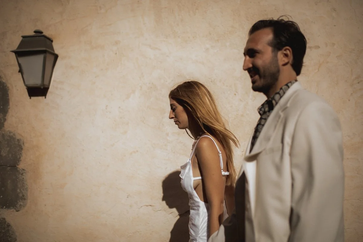 photographe-mariage-bastide-de-gordes-couple-rue.jpg