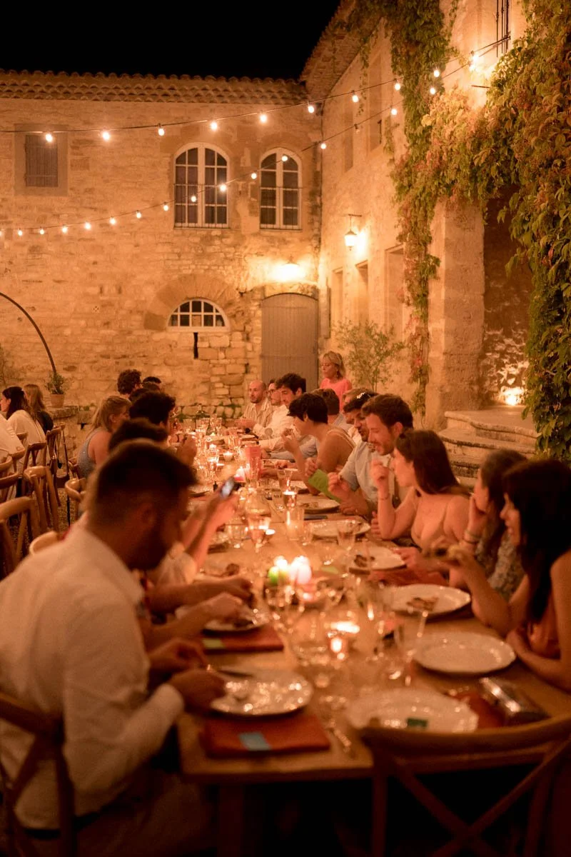 photographe-mariage-hautes-alpes-repas-exterieur.jpg