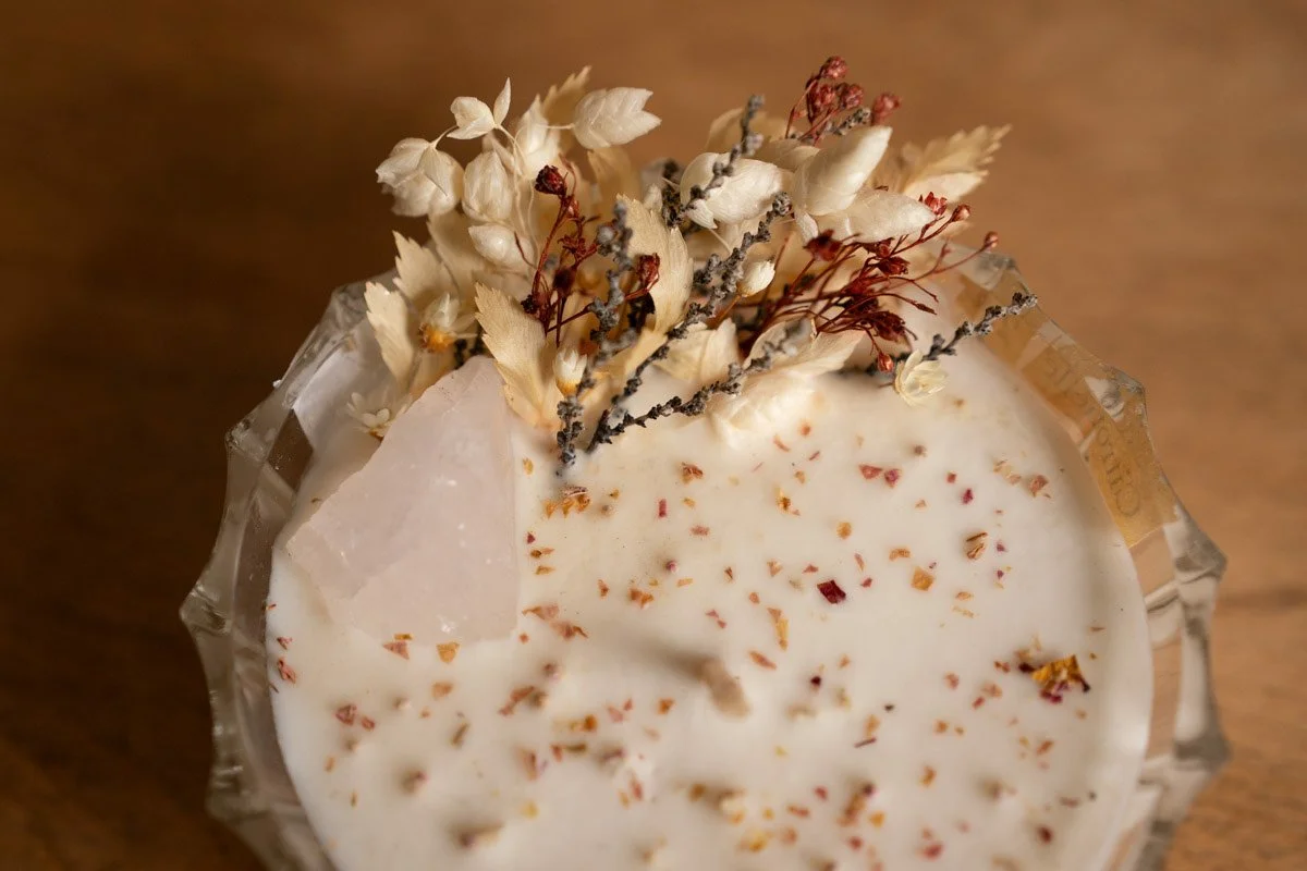 Bougies-parfumees-artisanales-fleurs-sechees-quartz-rose.jpg