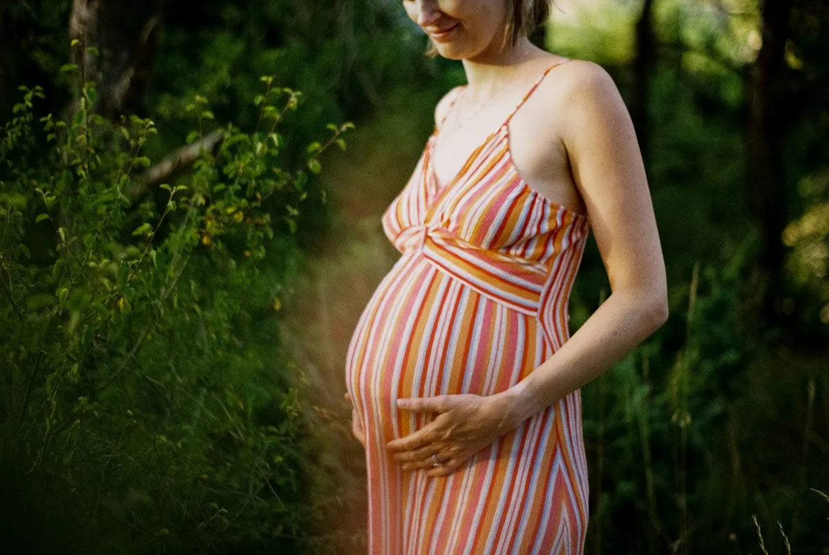 photographe-grossesse-hautes-alpes-pellicule-couleur.jpg