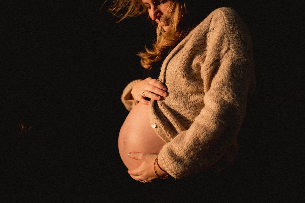 photographe-grossesse-hautes-alpes-clair-obscur-exterieur.jpg