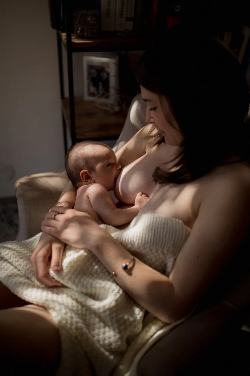 photographe-naissance-hautes-alpes-allaitement-bebe.jpg