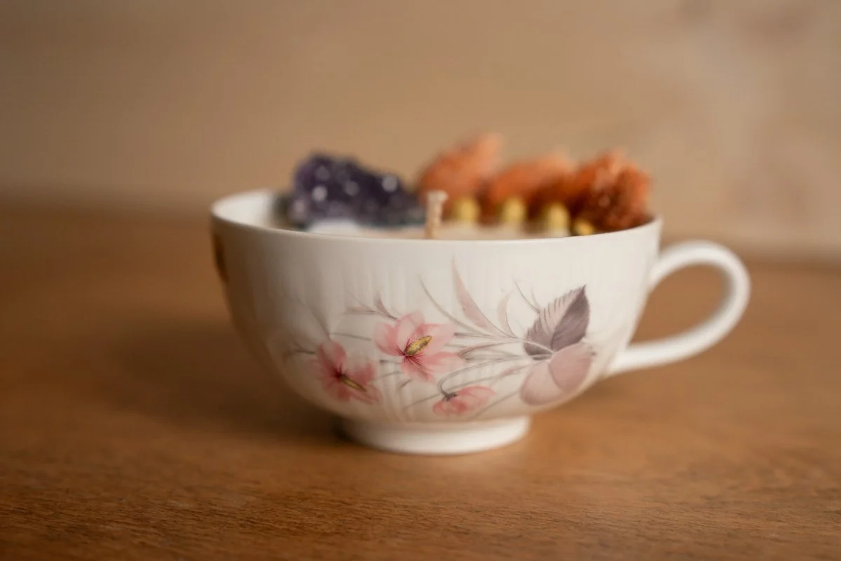 Bougies-parfumees-artisanales-fleurs-sechees-amethyste.jpg