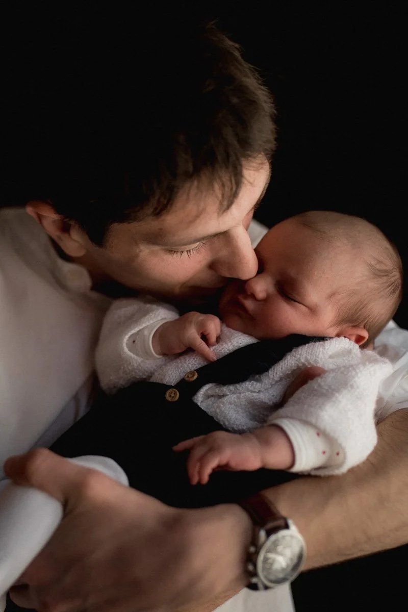 photographe-naissance-hautes-alpes-papa-domicile.jpg