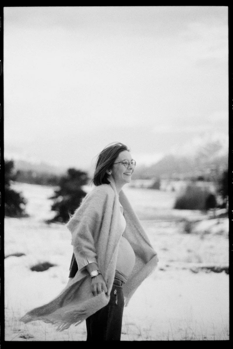photographe-grossesse-hautes-alpes-noir-blanc-pellicule-argentique.jpg