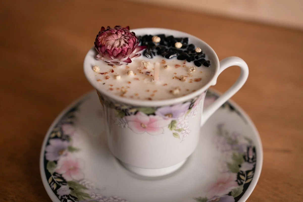 Bougies-parfumees-artisanales-pierres-fleurs-sechees.jpg