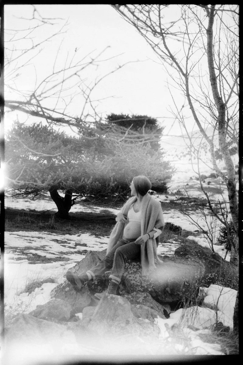 photographe-grossesse-hautes-alpes-argentique-noir-blanc.jpg