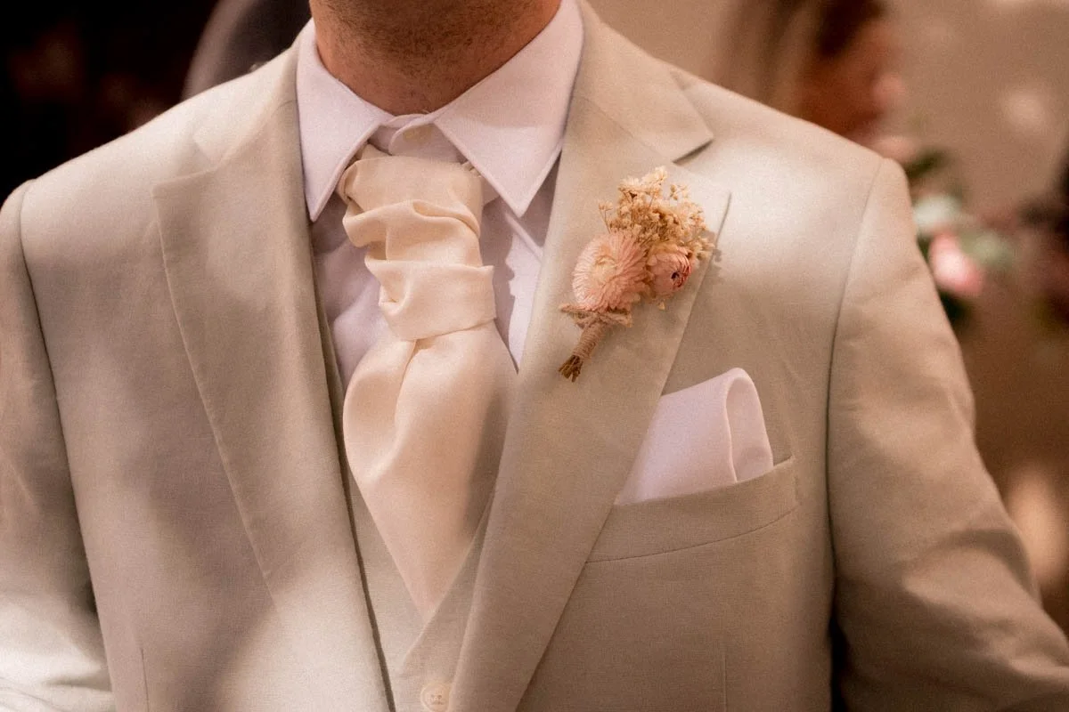 accessoires-mariage-boutonniere-fleurs-sechees-temoins.jpg
