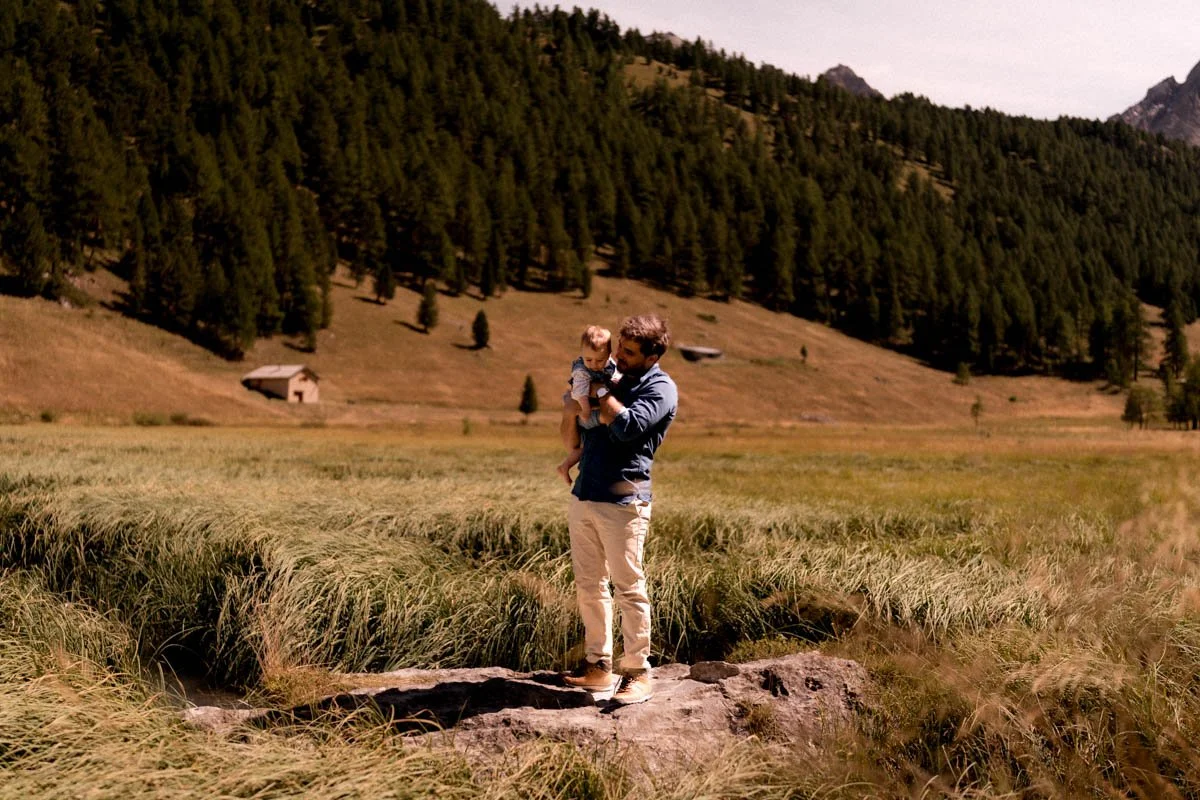 photographe-famille-hautes-alpes-montagne-foret.jpg
