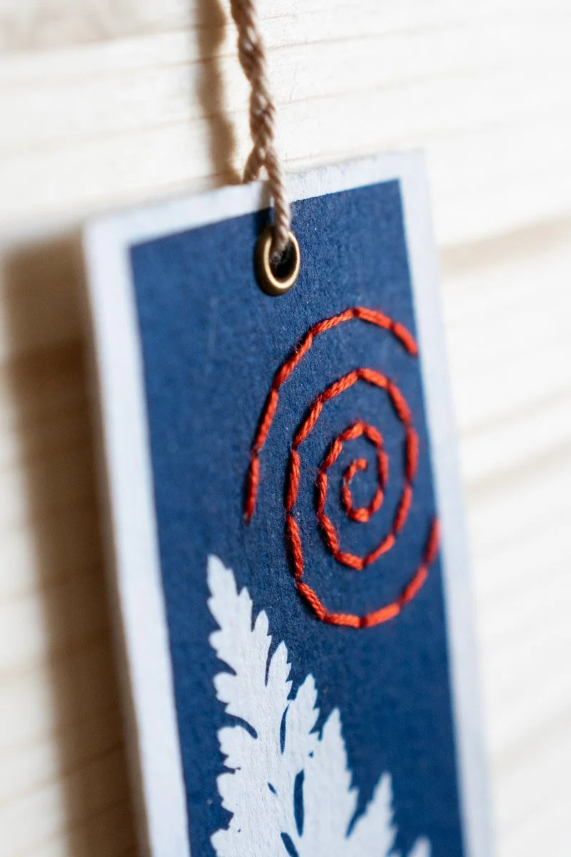 cyanotype-vegetal-marque-page-broderie.jpg