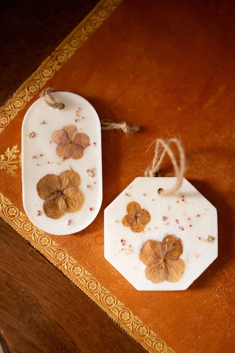 cadeau-invites-mariage-fleurs-sechees-tablettes-parfum.jpg
