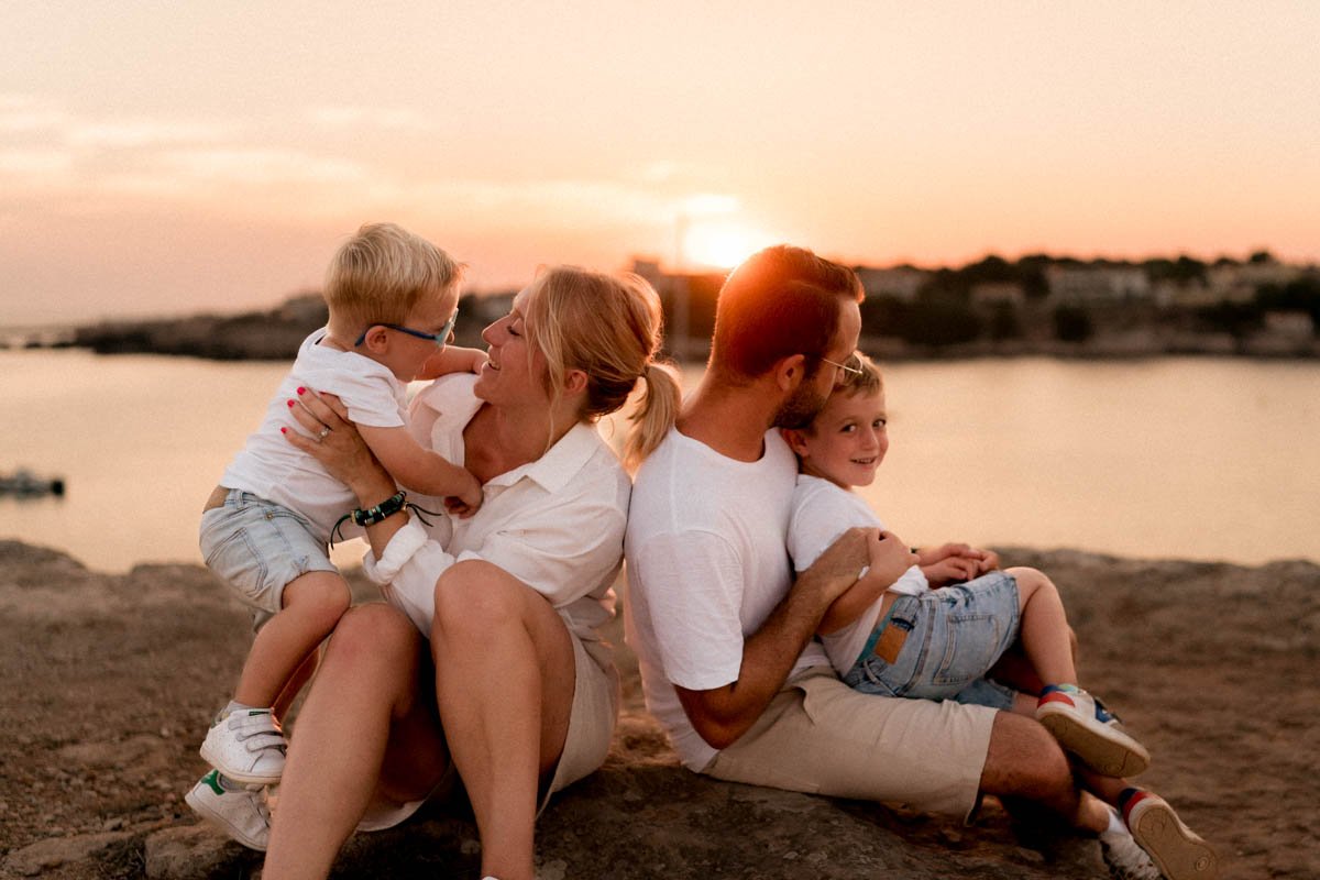 photographe-valence-famille-plage-coucher-soleil.jpg