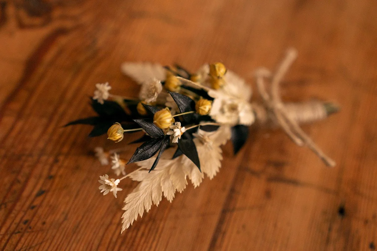 accessoires-mariage-boutonniere-fleurs-sechees.jpg