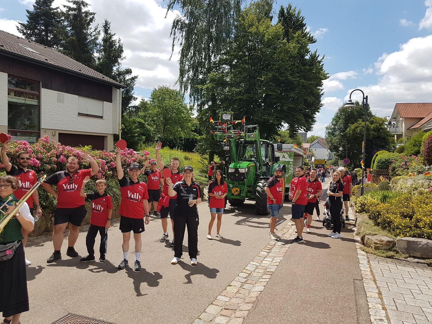 Zeller Kinderfest 2022🎊

Vergangenes Wochenende fand nach langer Zeit wieder das mit gr&ouml;&szlig;te Fest in unserem sch&ouml;nen Dorf statt - Das Zeller Kinderfest 🎊
Der TTV war nat&uuml;rlich auch vertreten, sei es beim Umzug mit Traktor und de