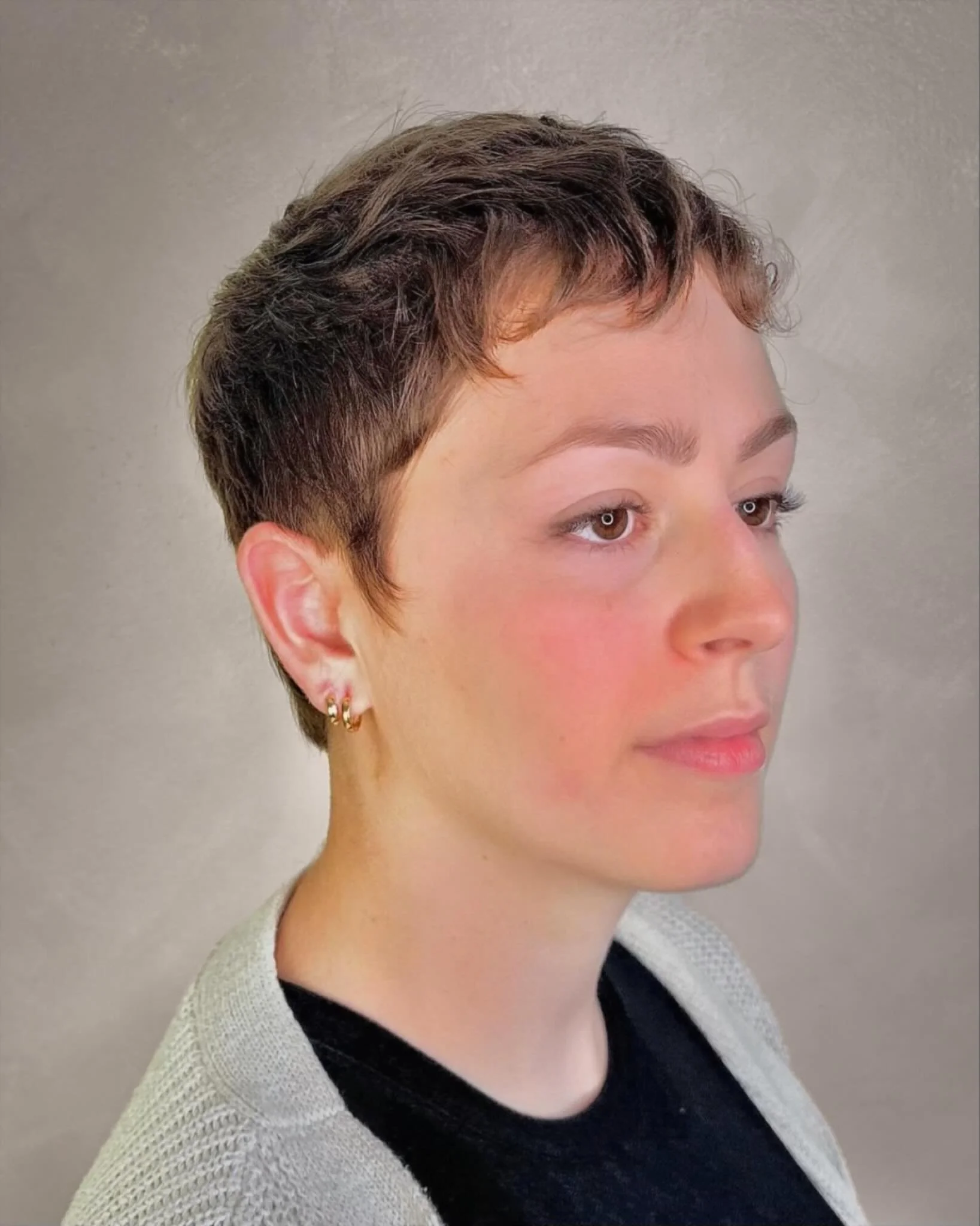 📍Ossington | Toronto
Pixie Cut by @johnnyryanhair | Master Stylist | Short Hair and Precision Cutting Expert
.
.
.
.
#torontosalon #torontohairsalon #torontohair #ossingtonstrip #dundaswest #westqueenwest #pixiecut