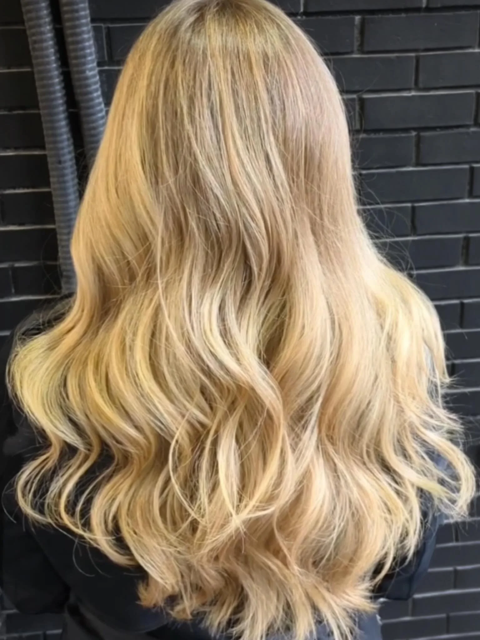 📍Ossington 
Like Butter Blonde by @gosiadoeshair | Creative Director | Blonde and Lightening Master
.
.
.
#torontoblonde #torontocolourist #torontosalon #dundaswest #westqueenwest