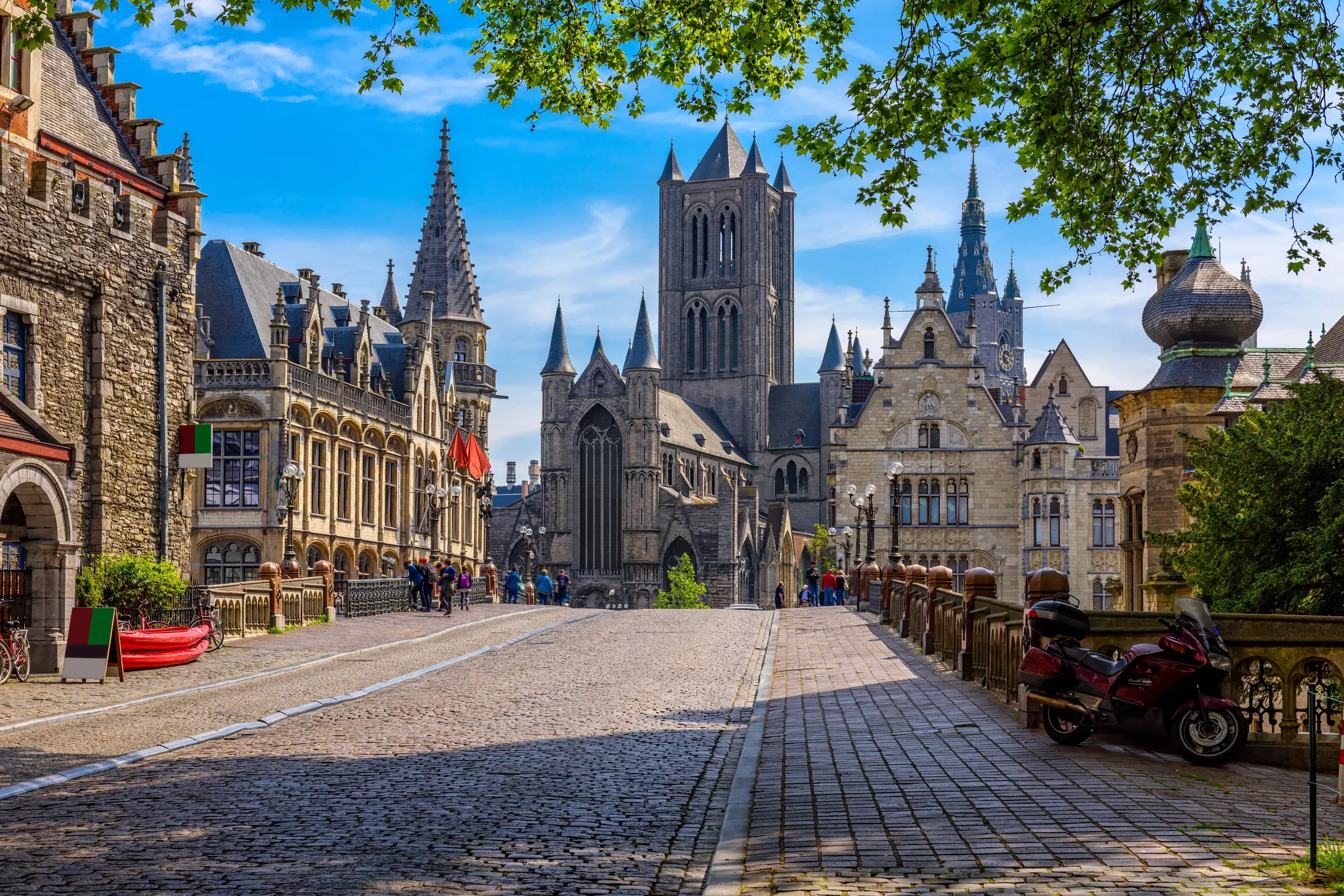 belgie_gent_sint-niklaaskerk_straat_shutterstock.webp