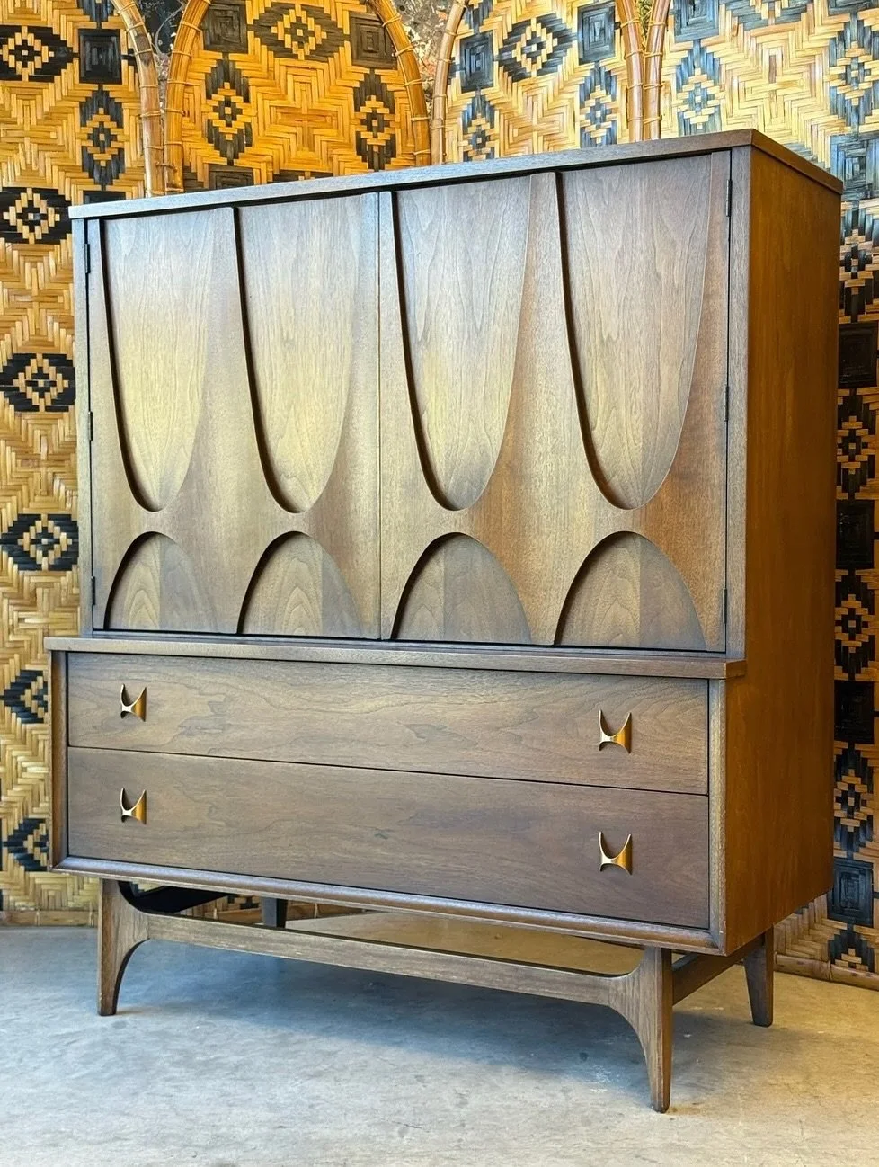 SOLD ~ Mid-century tall boy dresser designed by Broyhill, circa 1960s
A part of Broyhill’s Brasilia line, inspired by the architecture of Oscar Niemeyer. Niemeyer used grand arches in his buildings located in the capital of Brazil which transl