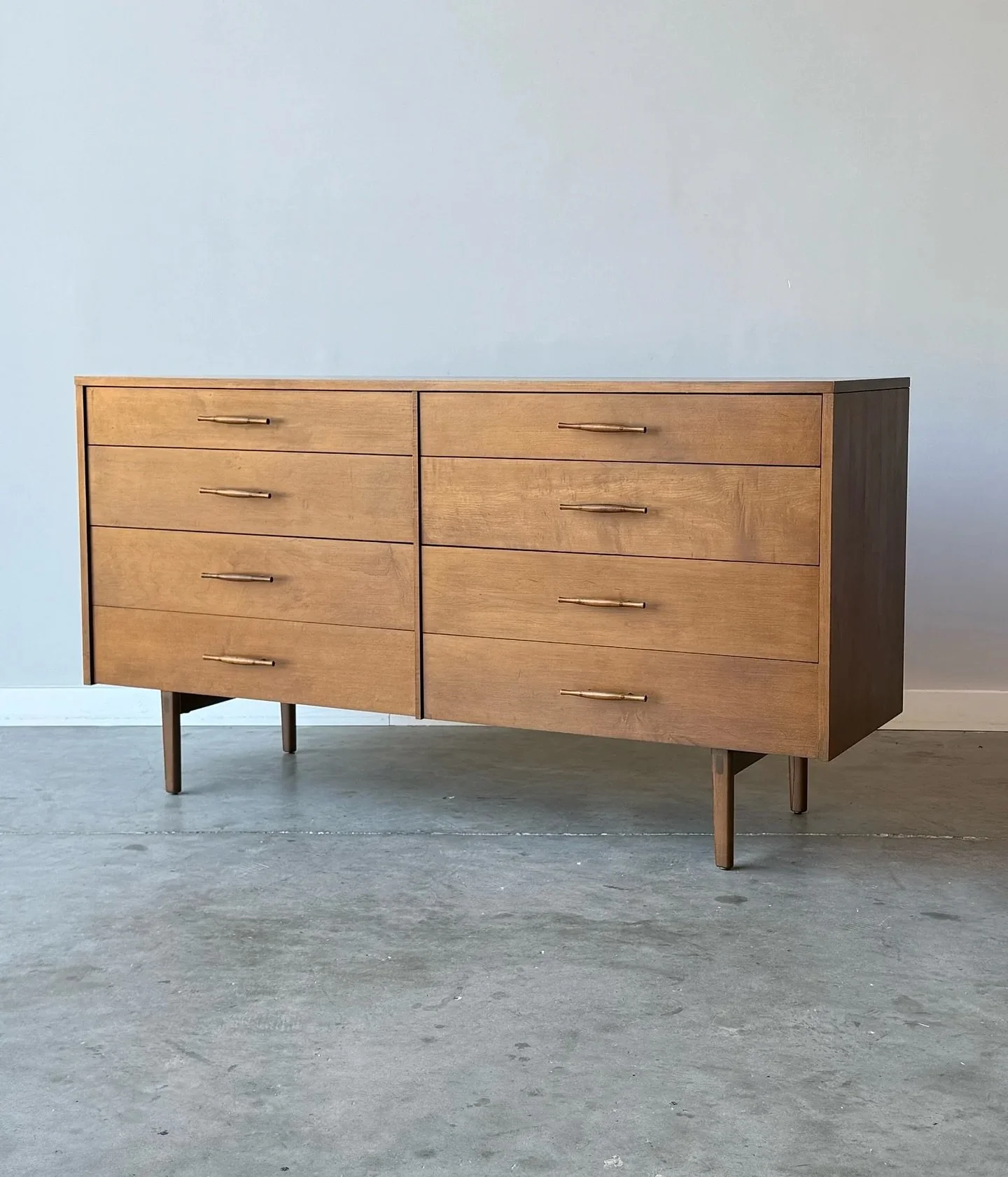 AVAILABLE ~ Mid-century eight-drawer dresser. This model is the 1507-S designed by Paul McCobb
A wonderfully designed compact dresser with roomy drawers. A bank of four drawers on each side with the top drawer being slightly smaller.
The drawer han