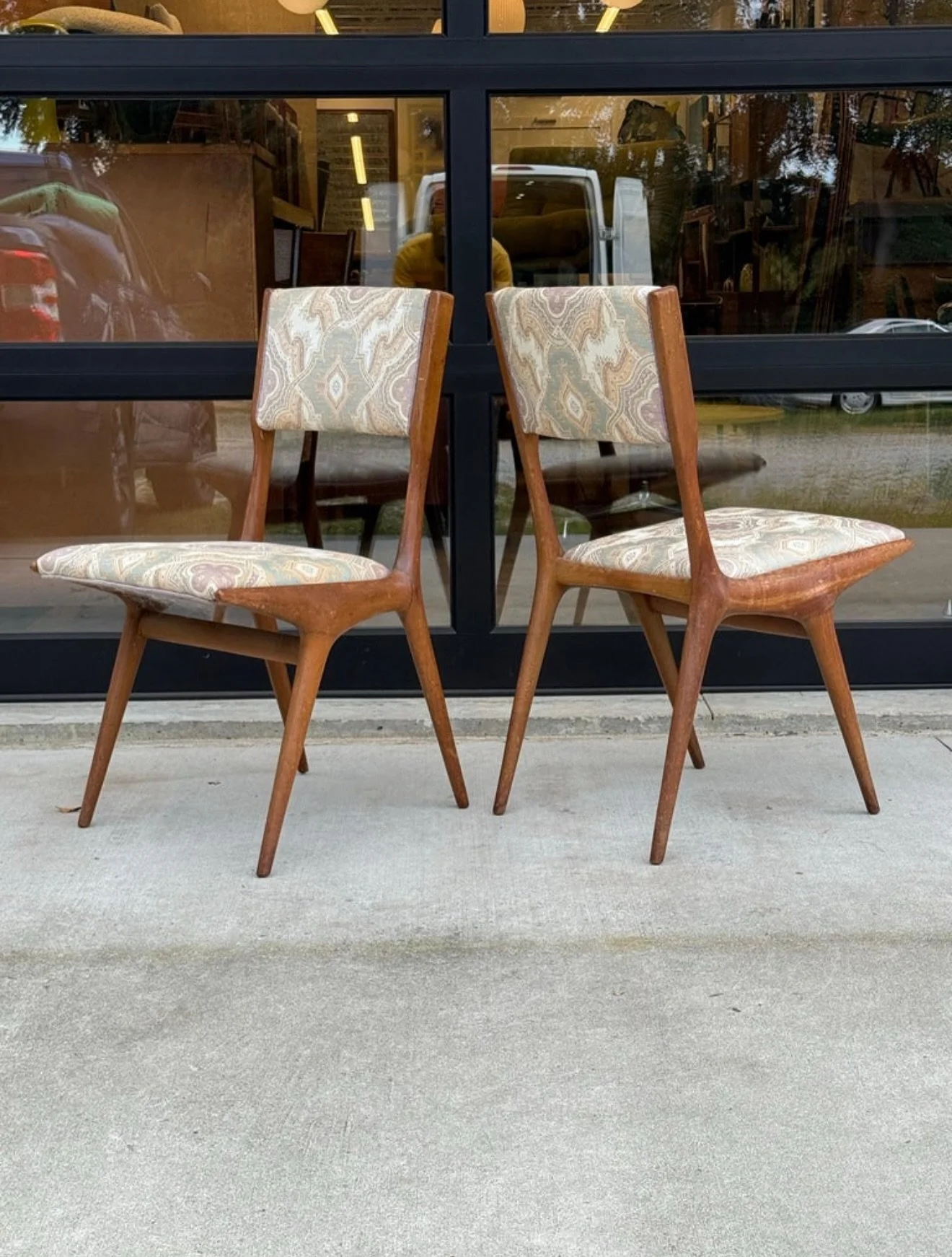 SOLD (PROJECT) ~ The Model 634 side chairs, designed by the esteemed Italian architect and furniture designer Carlo de Carli in the early 1950s, represent a pinnacle of mid-century modern elegance and craftsmanship.

The chairs feature a gracefully c