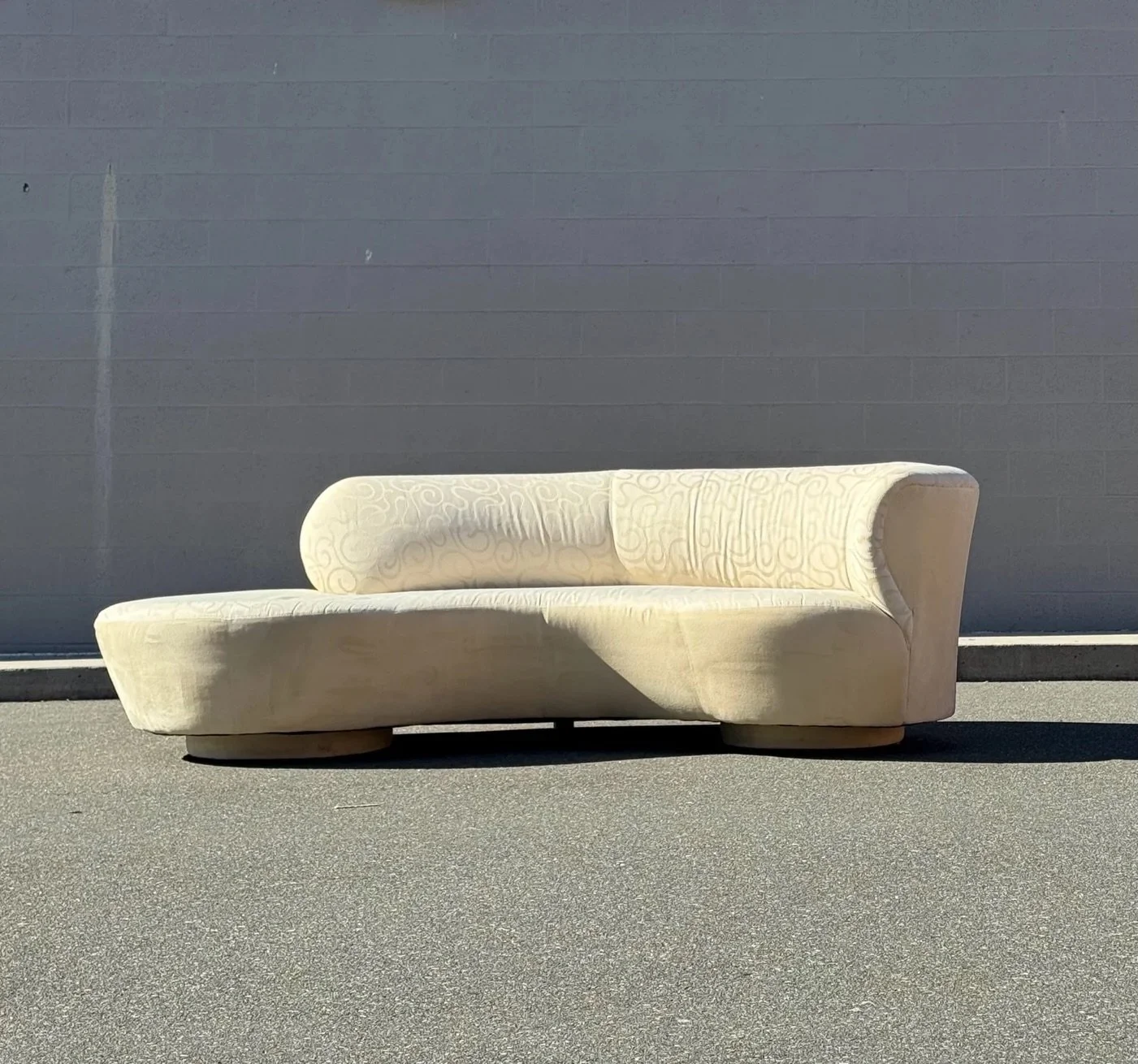 New sofa ready for reupholstery 👀

AVAILABLE ~ 1980s cloud sofa attributed to Vladimir Kagan and produced by Weiman. Classic Kagan biomorphic shape. 

The seat has rounded ends and dramatic curves. The backrest curves with the sofa and continues the