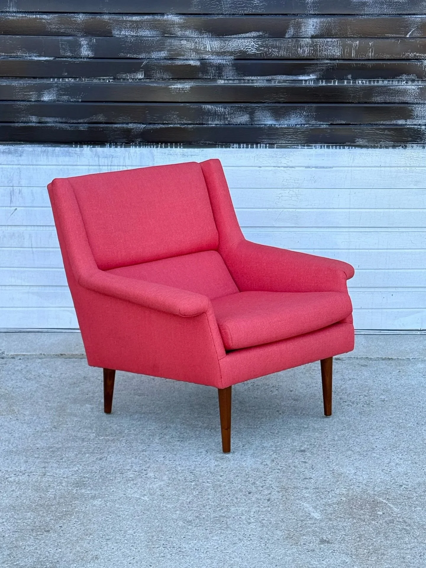 AVAILABLE ~ &lsquo;Darren&rsquo; lounge armchair model no. 1252. Designed by Milo Baughman and manufactured by Thayer Coggin, newer production. This chair features the classic lines and appeal consistent with Baughman&rsquo;s body of work.

The side 
