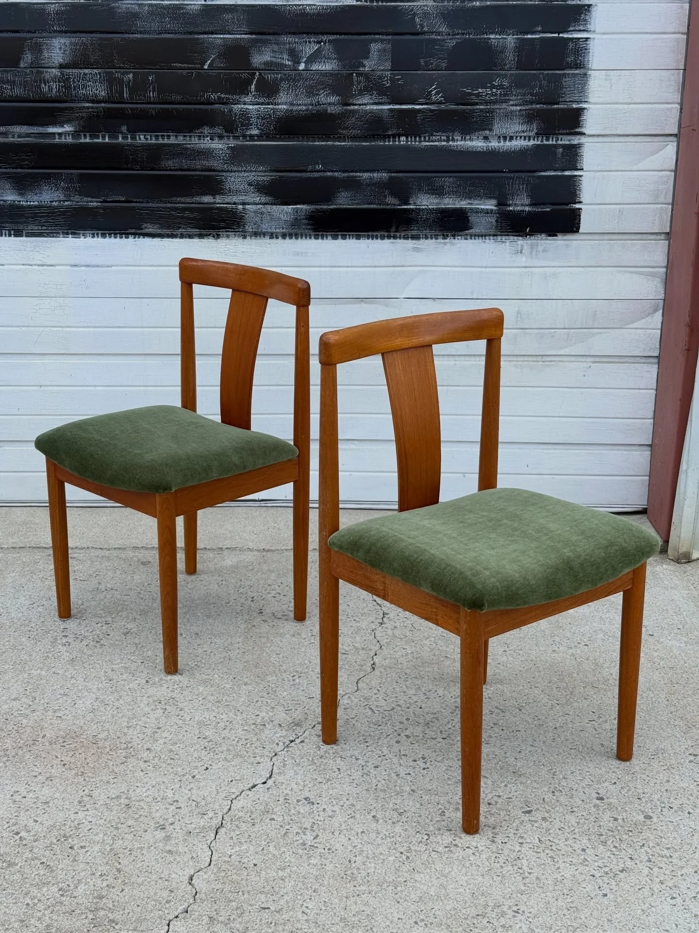 AVAILABLE ~ Mid-century pair of dining chairs by Vamdrup Stolefabrik. Made in Denmark from teak wood. This pair of side chairs would be perfect if you have a dining set that is mix-matched or as occasional chairs.

The teak wood frames feature excell