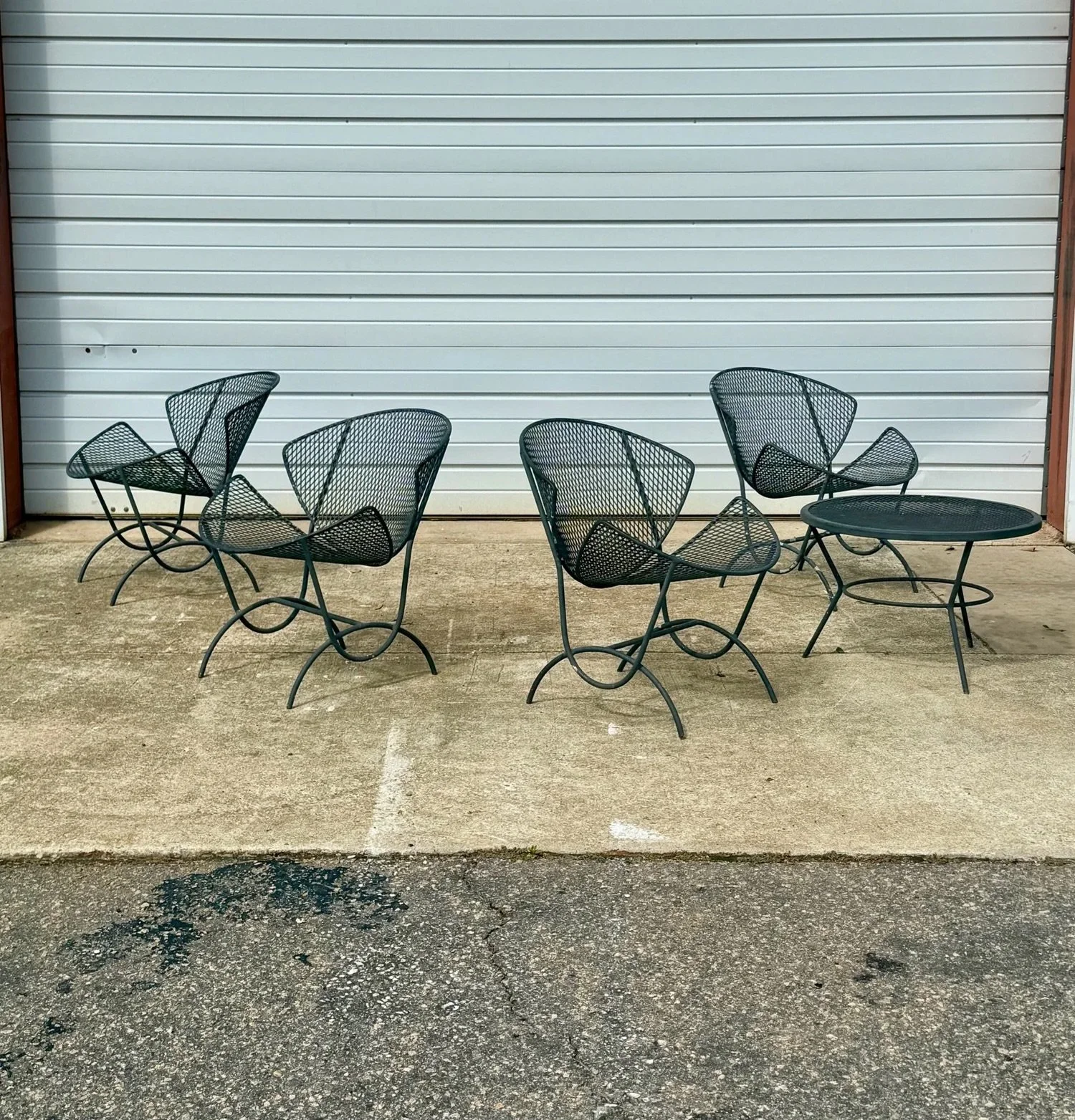 AVAILABLE ~ Mid-century patio set designed by Maurizio Tempestini for Salterini. Often referred to as the &lsquo;orange slice&rsquo; due to the shape of the chairs. 

This set includes four chairs and one small side table, all of which are made from 