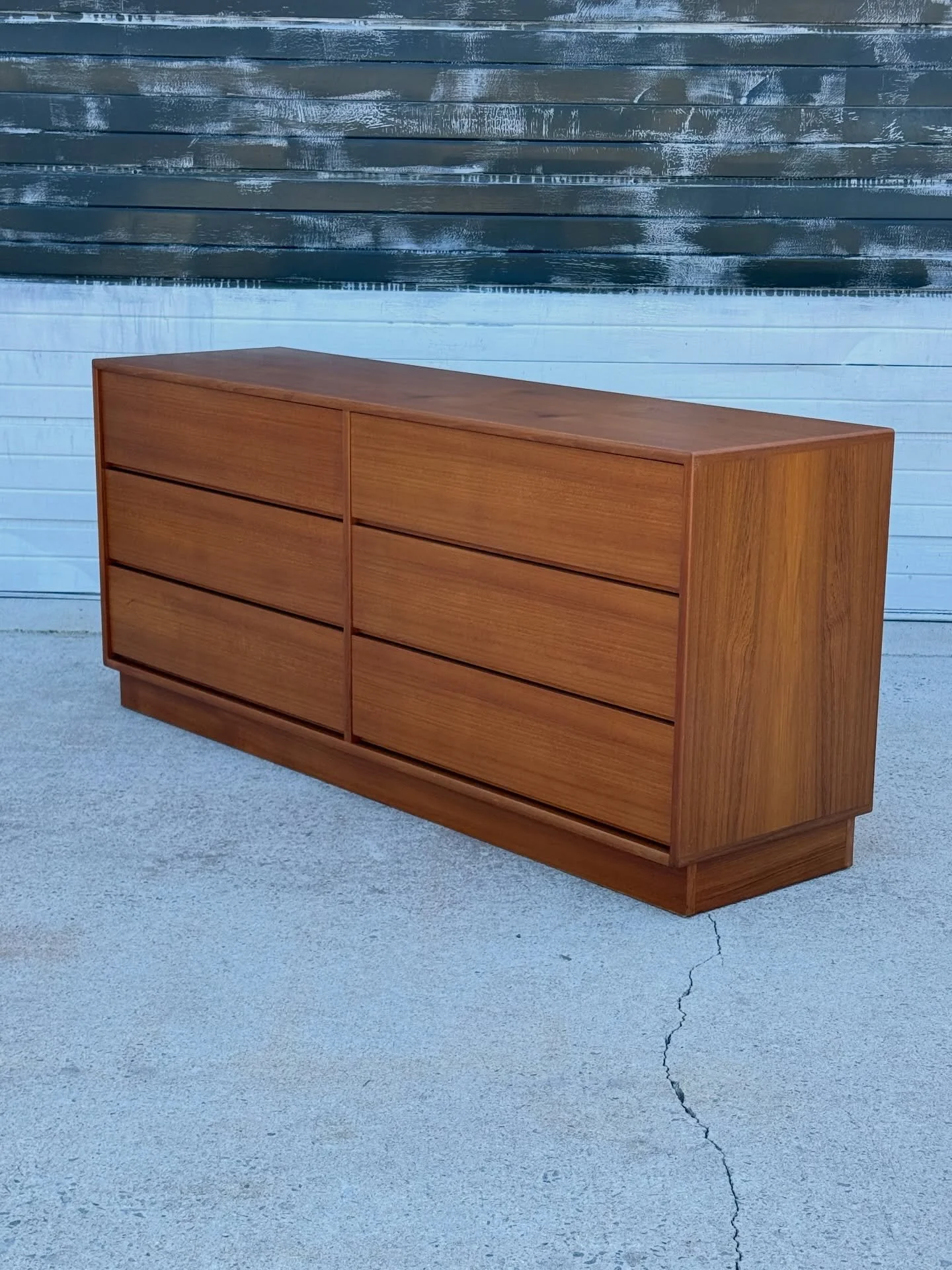 Available ~ Vintage Danish six drawer dresser. Made from teak wood by Cado, circa 1970s. This dresser is uncomplicated and features clean lines. Excellent wood grain and craftsmanship throughout the entire piece.

There are three drawers on the left-