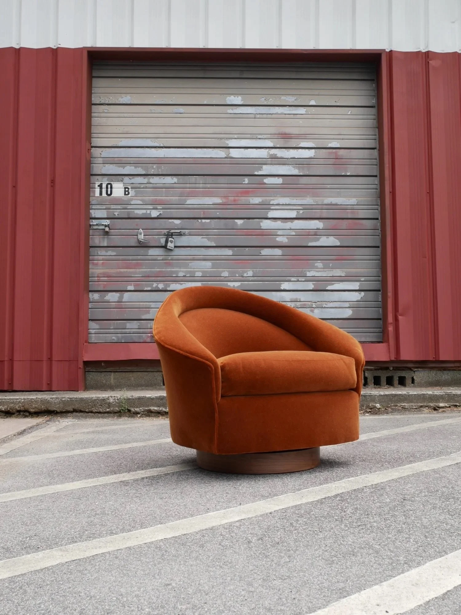 AVAILABLE ~ Mid-century swivel and tilt single lounge. Designed by Adrian Pearsall for Craft Associates, circa 1950s. An especially unique swivel lounge due to the outward flair armrests creating a sculptural design.

Equipped with a rounded back and