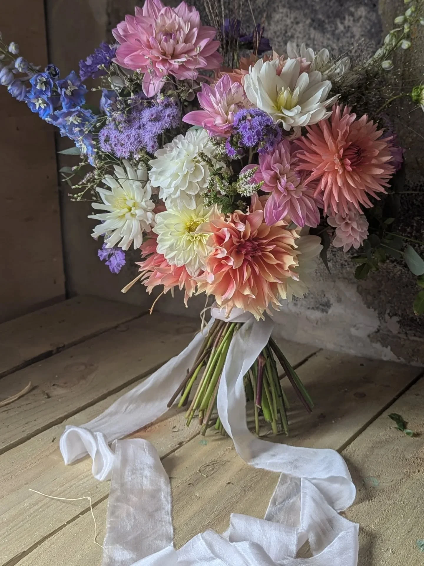 💐UPDATE FROM THE GATE 💐

It's been a very dry but busy August and last week marked the end of my bridal bookings with two weddings! The final wedding was our 'take away' option and was made up of DIY wedding buckets curated to the brief of pastels 