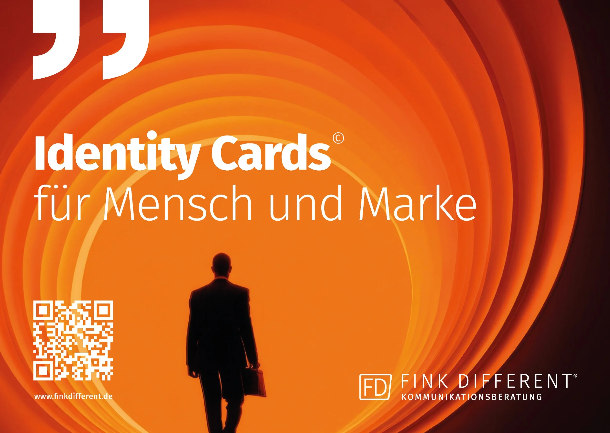 Eine dunkel gekleidete Person trägt einen schwarzen Aktenkoffer und eine Einkaufstasche. Der Hintergrund ist orange mit runden Linien, ein QR-Code und ein Logo mit Text sind sichtbar.