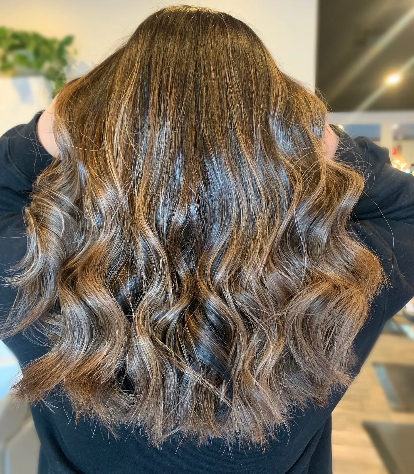 How long should you wait to wash your hair after a color service?
.
I get this question a lot in the salon. I recommend 48-72 hours!
.
It takes up to 3 days for the cuticle layer to fully close and the color to set.
.
Dry shampoo will be your best fr