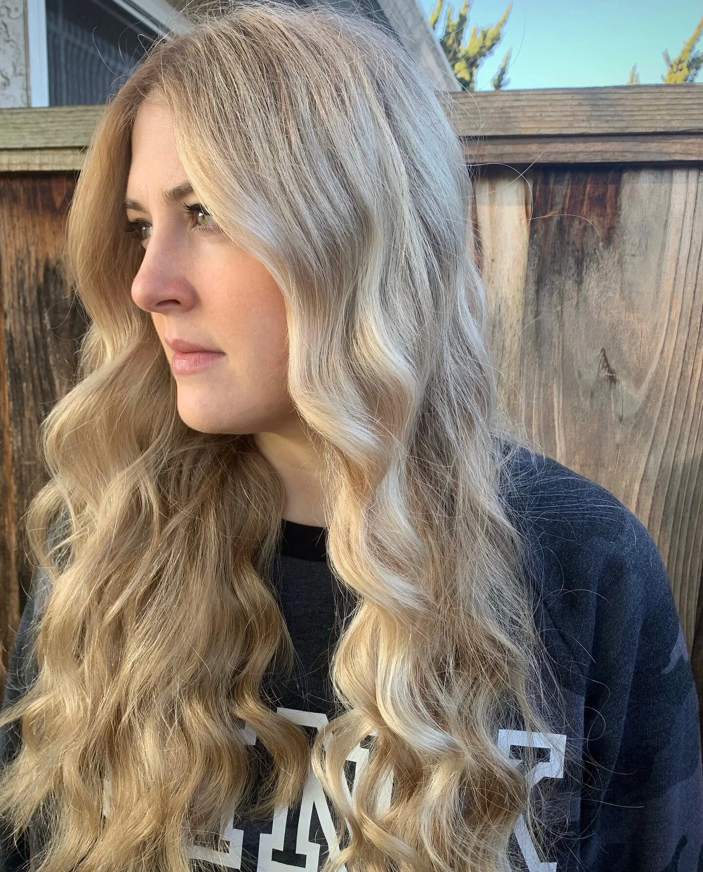 Do blondes really have more fun? Just ask this Cabelo cutie 💛
.
.
.
#blondebabe #blondehairgoals #blondehairpost #hairpainters #pleasantonca #hospii #pleasantonhairstylist #bayareahairdresser #bayareasalons #californiahairsrylist #hotonbeauty #haird