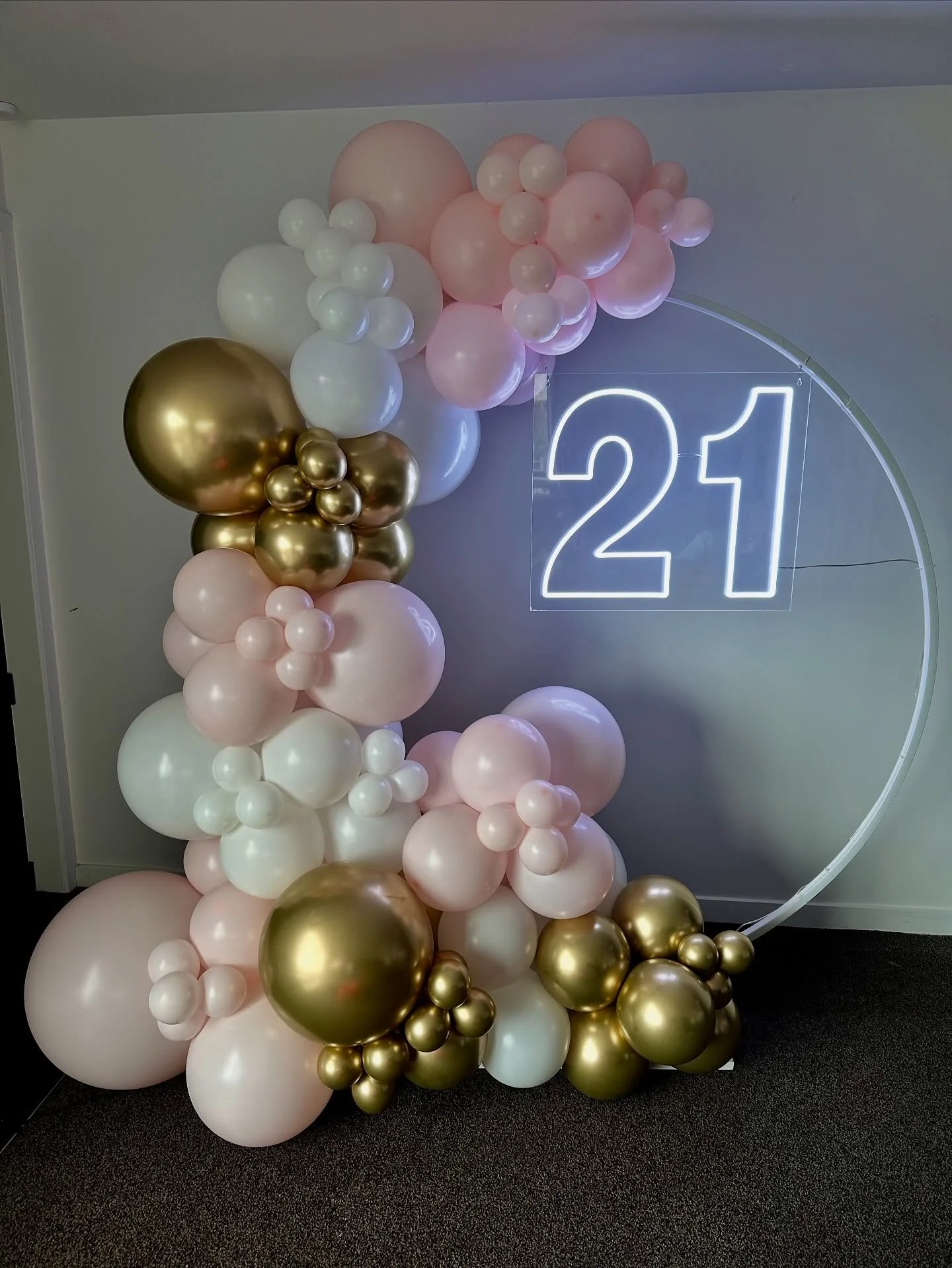 Balloons this pretty should come with a warning: may cause excessive selfie-taking.
Cheers to big milestones and even bigger celebrations! 🥂🎈

Happy 21st Bree

Venue - Student flat

#MKTPartyHire #BalloonGlowUp #TwentyFun